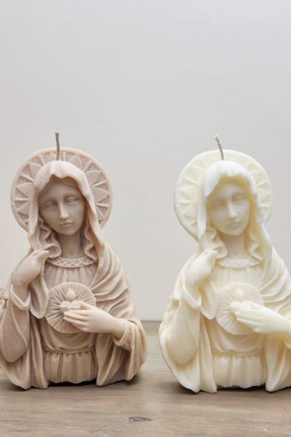 Candela artigianale a forma di Madonnina beige e bianca, con design dettagliato di abiti e aureole