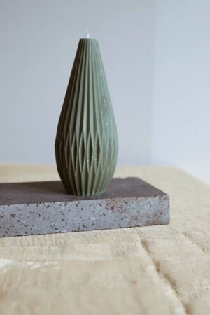 Candela artigianale "Drop of Water" verde in cera naturale, design ispirato alla forma di una goccia, su base di pietra