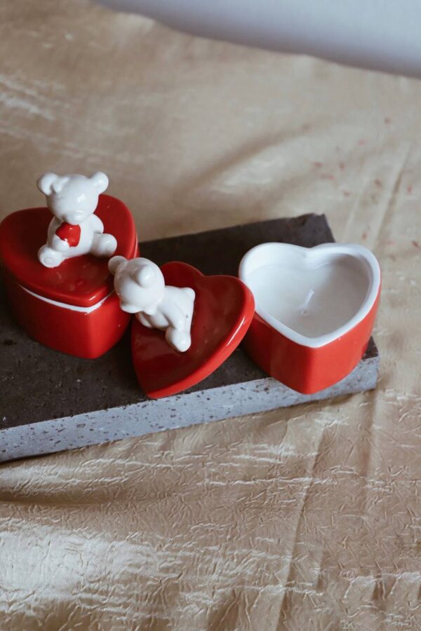 Set di candele in ceramica rossa a forma di cuore, con coperchio decorato da orsetti bianchi e dettagli romantici.